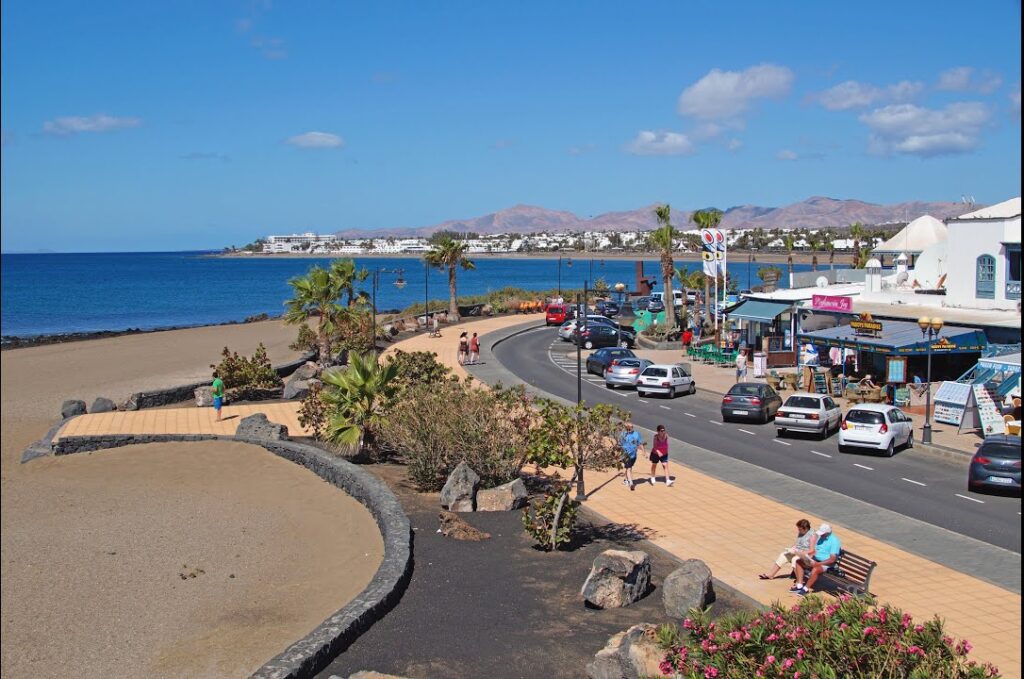 Playa de Los Pocillos, en Lanzarote, que también se ha visto afectada por vertidos fecales que obligaron a cerrarla al baño