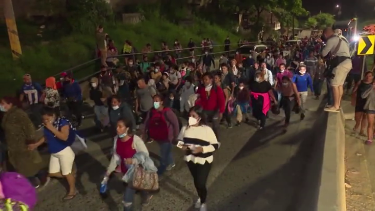 Centenares de hondureños ponen rumbo a Estados Unidos