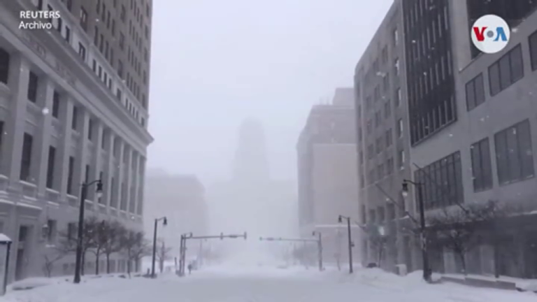 Una nevada con fuertes vientos golpea a la costa este de Estados Unidos