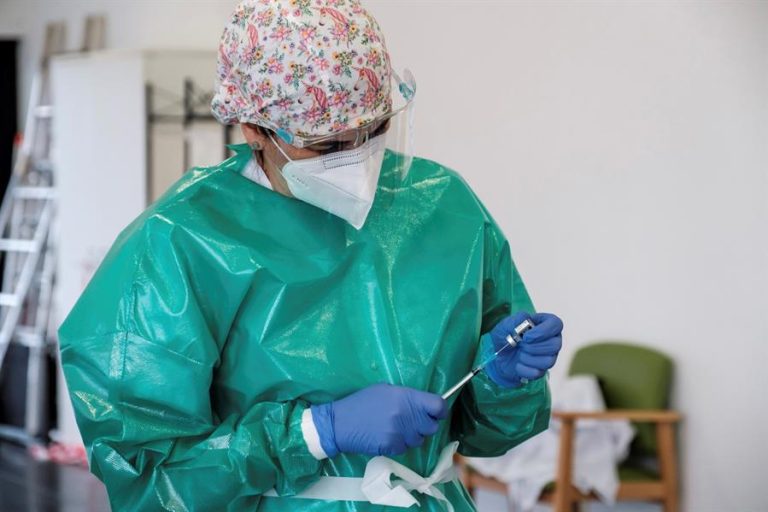 Bruselas lamenta la falta de claridad de AstraZeneca sobre el suministro de vacunas