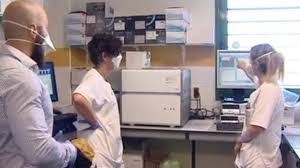 Pruebas en un laboratorio sobre coronavirus. Foto Web RTVC.