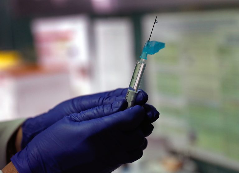 Inmunóloga no descarta tres dosis para adaptar las vacunas a nuevas variantes