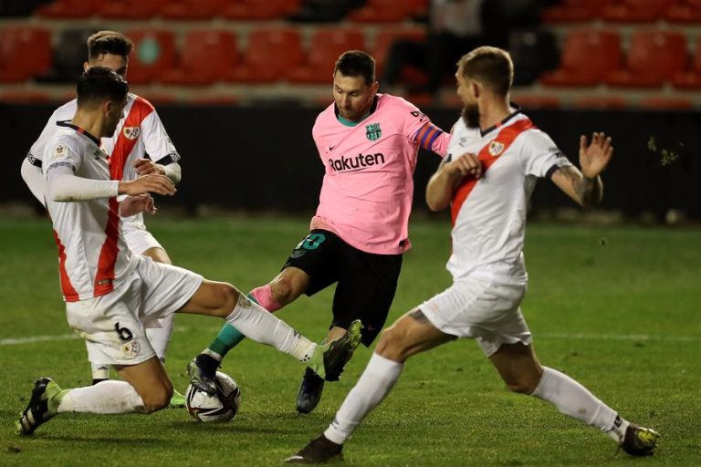 Messi y De Jong colocan al Barcelona en cuartos (1-2)