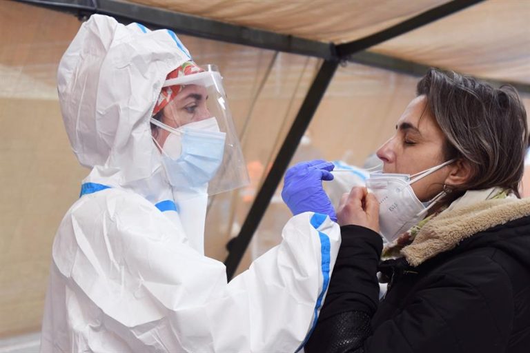La incidencia baja de los 3.000 casos tras una caída notable de los contagios