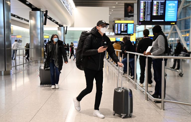 Johnson pide precaución a los británicos tras el fin de las restricciones