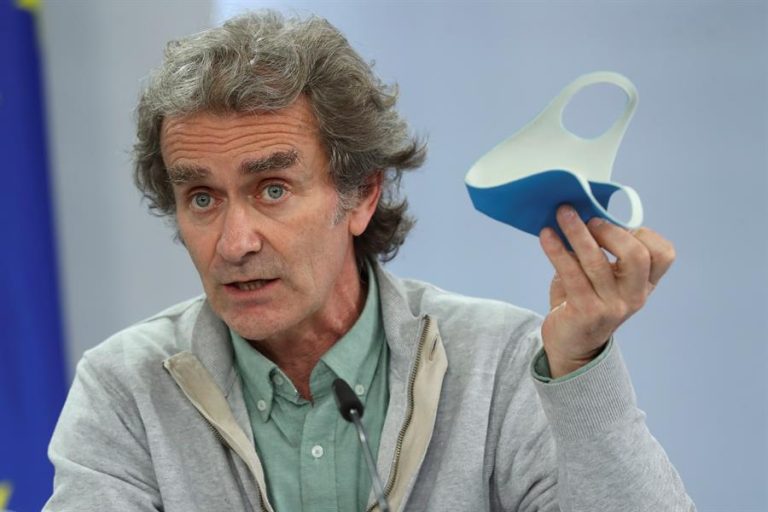 Fernando Simón indica que el fin de las mascarillas en el transporte «es inminente»