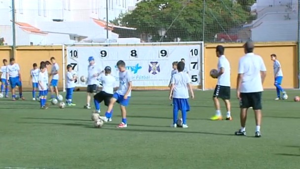 Las islas mantienen los niveles de riesgos, pero el Gobierno «suaviza» las restricciones en el deporte base