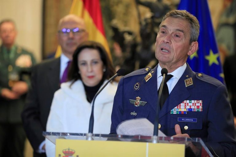 Dimite el jefe del Estado Mayor de la Defensa tras adelantar su vacunación