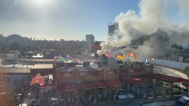 Controlan un incendio declarado en el Centro Comercial Plaza de Maspalomas