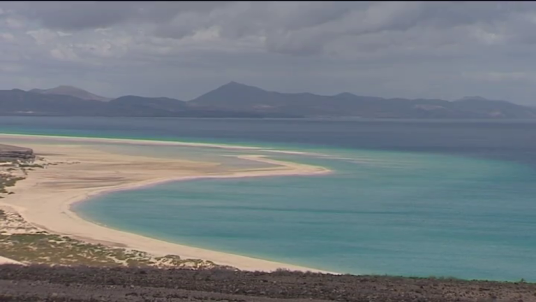Las playas de Canarias reciben la visita de turistas esta Semana Santa