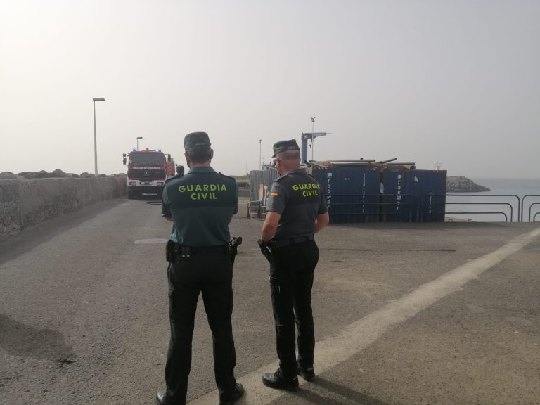 Desalojan el muelle grancanario de Castillo del Romeral por un incendio