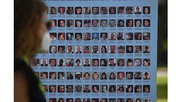 Cartel con las fotos de las víctimas del vuelo JK5022. Foto Web RTVC.