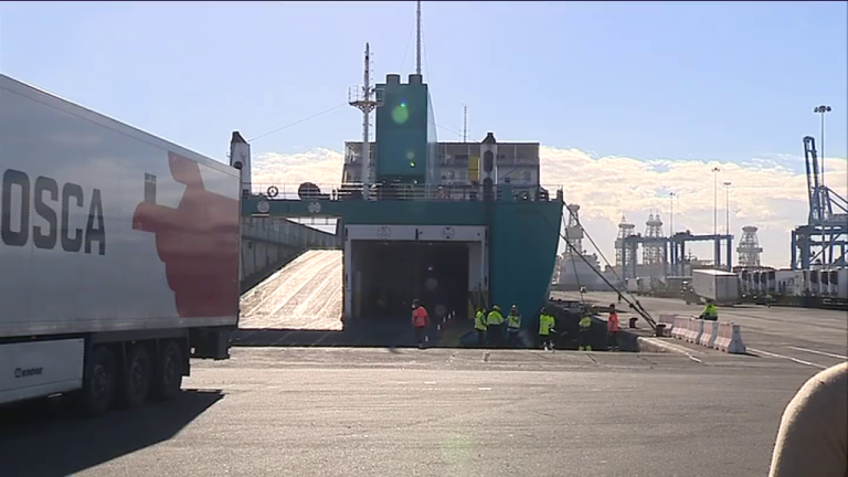 Los migrantes buscan viajar como polizones en barcos para salir de Canarias