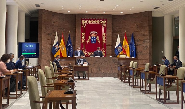 Canarias recibirá más de 27.000 vacunas entre lunes y martes