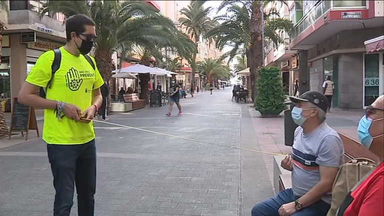 Voluntarios recorren las calles informando sobre las medidas frente a la covid
