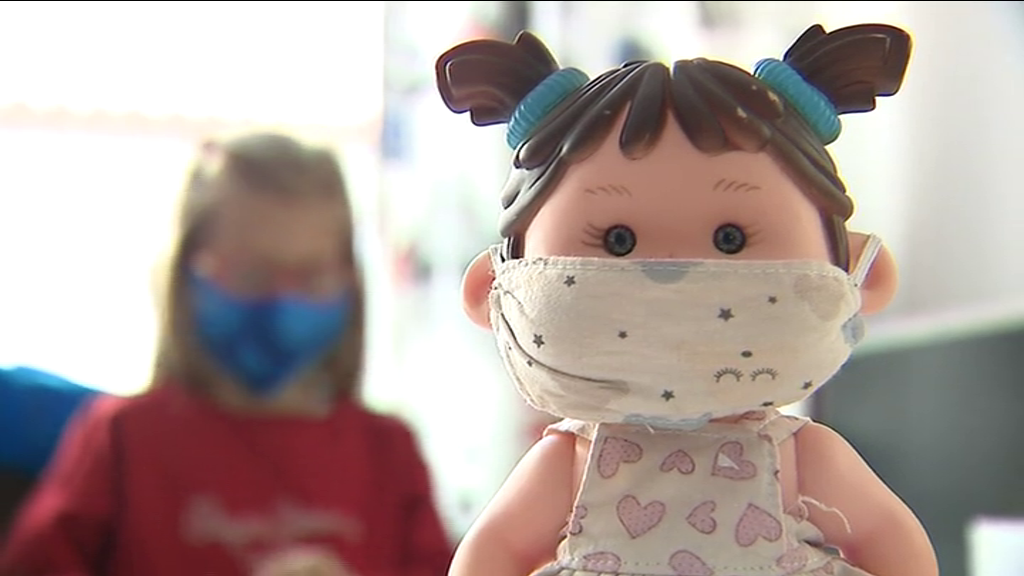 La mascarilla deja de ser obligatoria en Madrid en los patios de los colegios 