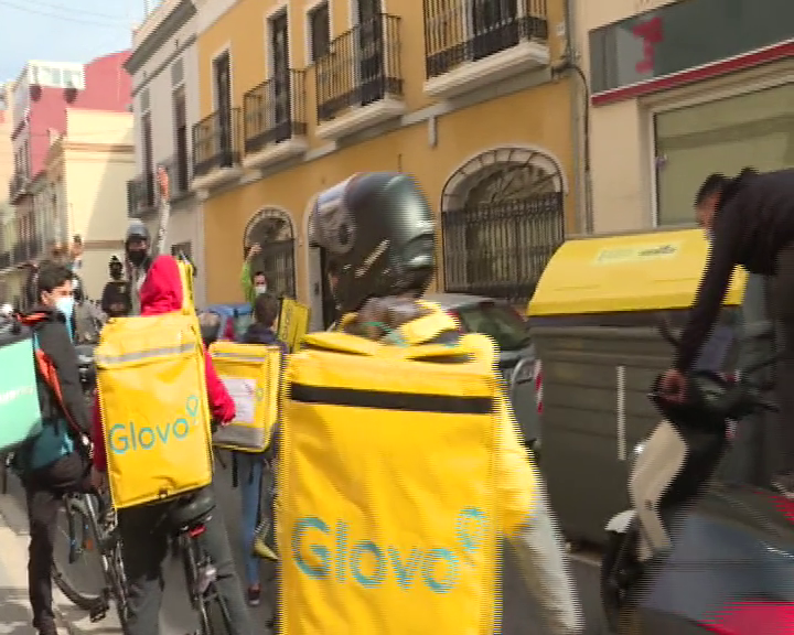 Los restaurantes que utilicen apps que incumplan la 'ley rider' serán responsables ante el Ministerio