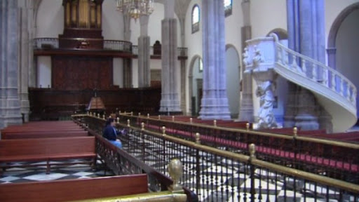 Crean dispensadores de agua bendita para evitar contagios en las iglesias