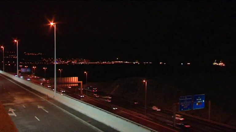 Intenta embestir a agentes que le seguían por circular en dirección contraria