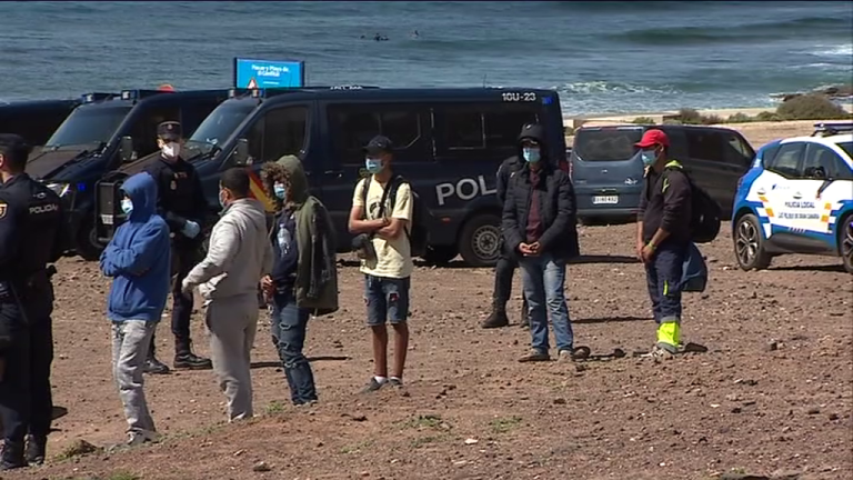 Los migrantes que pernoctaron anoche en El Confital piden volver a las instalaciones del Canarias 50