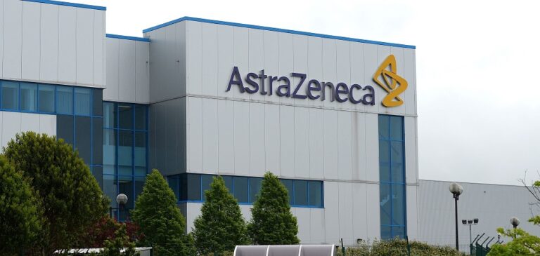 La UE reclama a AstraZeneca una indemnización además de la entrega de todas las dosis