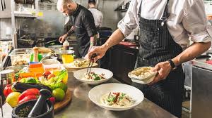 La contratación en el sector servicios cae un 36 % por las nuevas restricciones