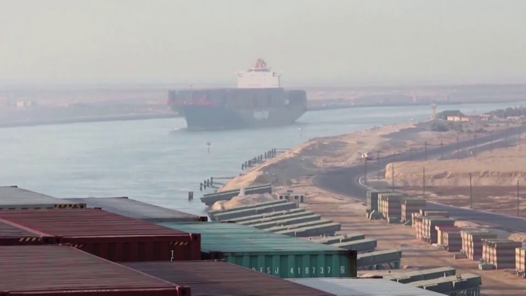 El canal de Suez reanuda el tráfico tras recuperar al ‘Ever Given’