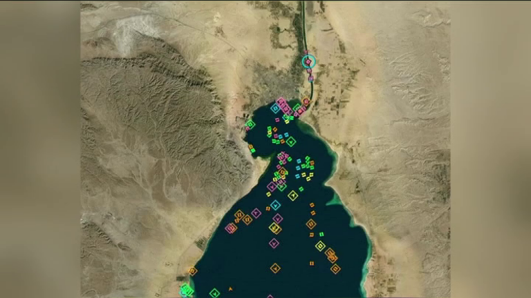 La empresa nipona dueña del buque varado en el Canal de Suez colabora para sacarlo