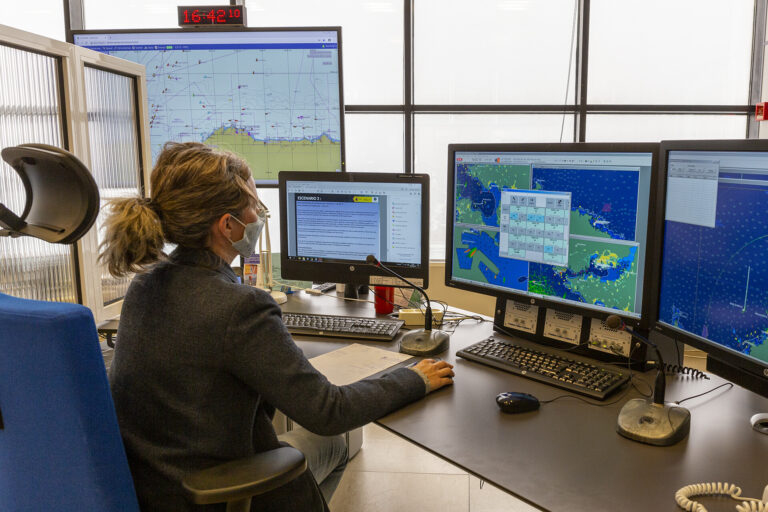 Buscan a 125 personas desaparecidas en dos cayucos en la Ruta Canaria