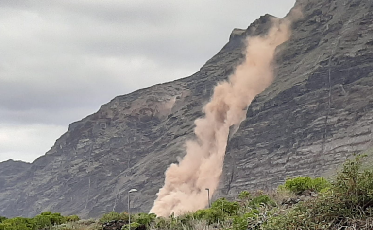 Aparatoso desprendimiento cerca del túnel de Los Roquillos en El Hierro