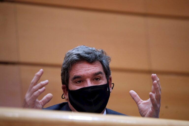 Escrivá asegura que se trasladará a los 1.800 inmigrantes que quedan en hoteles