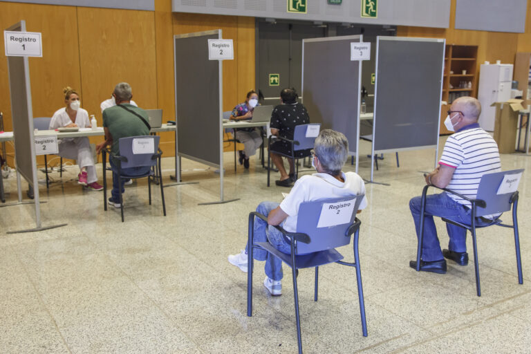 Canarias ya tiene a más de 100.000 personas vacunadas con dos dosis contra la COVID-19