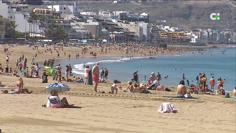 Canarias permitirá tomar el sol sin mascarilla mientras se mantenga la distancia de seguridad