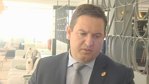 La juez suspende cautelarmente la expulsión de Mena y condena a costas al PSOE