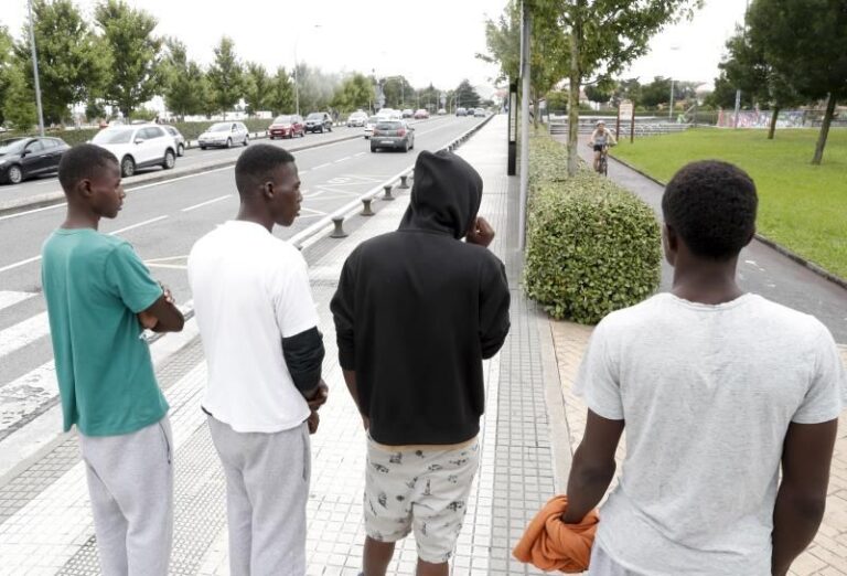 Cien migrantes llegados a Canarias, y en tránsito hacia Francia, llegan a Irún