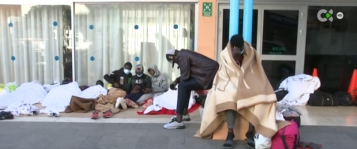 Un grupo de migrantes que afirman ser menores pasa la noche en la calle