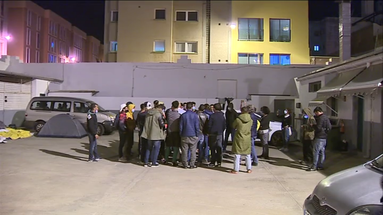 El grupo de migrantes de Canarias 50 vuelve a pasar la noche en la calle