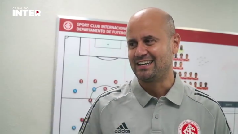 El técnico canario Miguel Ángel Ramírez formalizó su contrato con el Porto Alegre