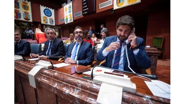 Los grupos parlamentarios de PSOE y CS han presentado una moción de censura contra el PP en Murcia.