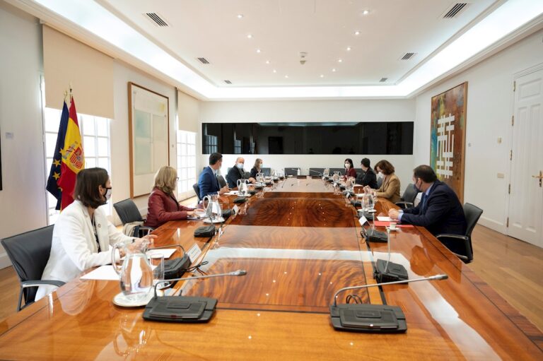 Cumbre en Moncloa para respaldar el pasaporte de vacunación antes del verano