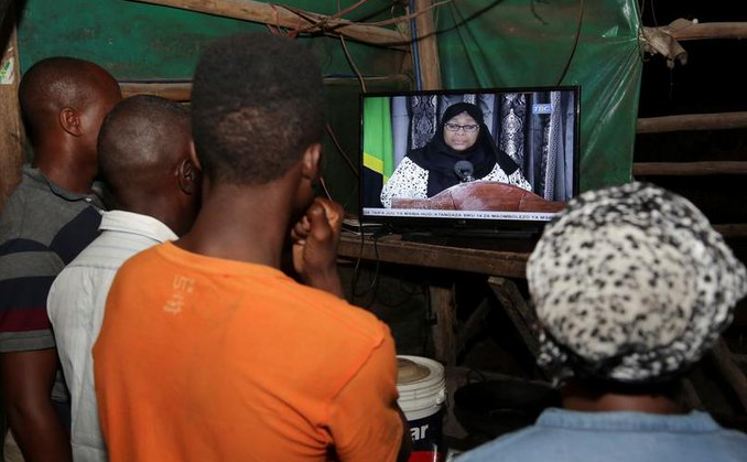 Suluhu se convierte en la primera mujer que jura como presidenta de Tanzania