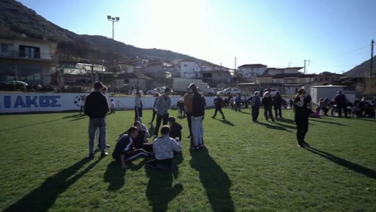 Miles de griegos pasan segunda noche en carpas tras otro terremoto de 5,9