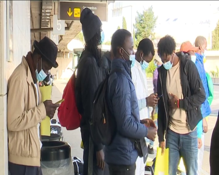 Se trasladan a 50 migrantes del campamento de Las Raíces a la Península