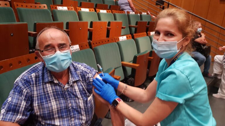 Sanidad logra un nuevo récord diario al administrar 10.001 vacunas