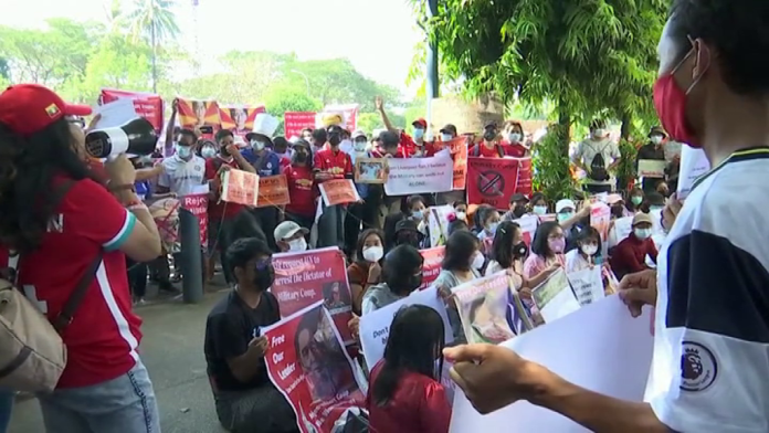 Mueren dos manifestantes en Birmania por disparos de la Policía