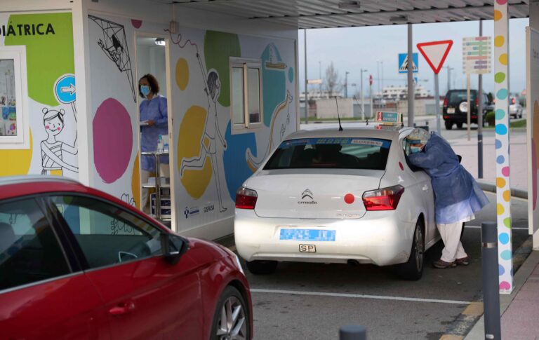 11.968 contagios y 298 muertes más durante el fin de semana