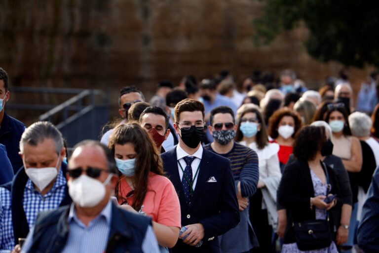 Continúa el ascenso en la curva de contagios y España roza ya el riesgo alto