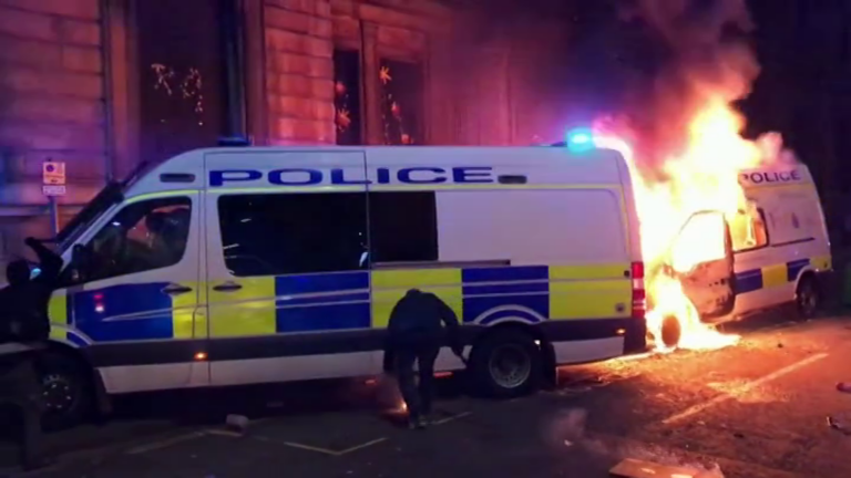 Siete detenidos y 20 policías heridos en los disturbios en Bristol