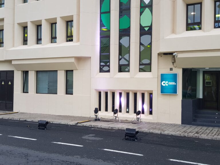 Las fachadas de Televisión Canaria se tiñen de violeta