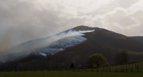 El incendio de Navarra continúa activo tras arrasar unas 200 hectáreas de terreno